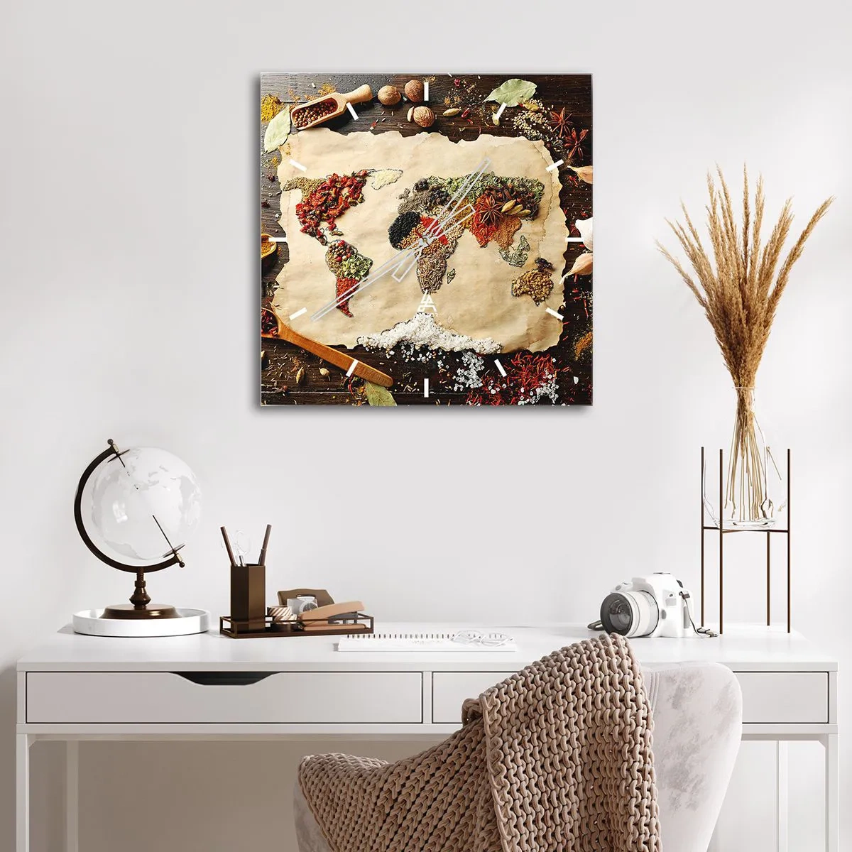 Horloge murale - Pendule murale - Une carte du monde faite d'épices sur un fond en bois. - 30x30cm - Toutes les saveurs du monde - Décoration murale moderne pour le salon et la chambre ARTTOR