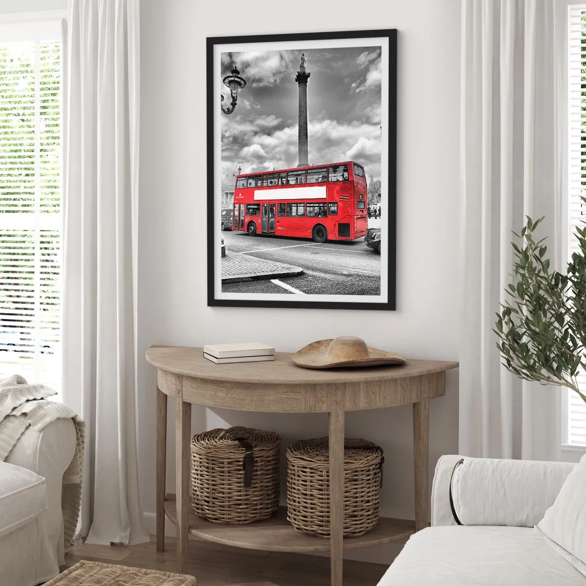 Affiche dans un cadre noir - Poster - Un bus rouge sur fond de ville en noir et blanc - 50x70cm - La vraie circulation sanguine de la ville - Décoration murale moderne pour le salon et la chambre ARTTOR
