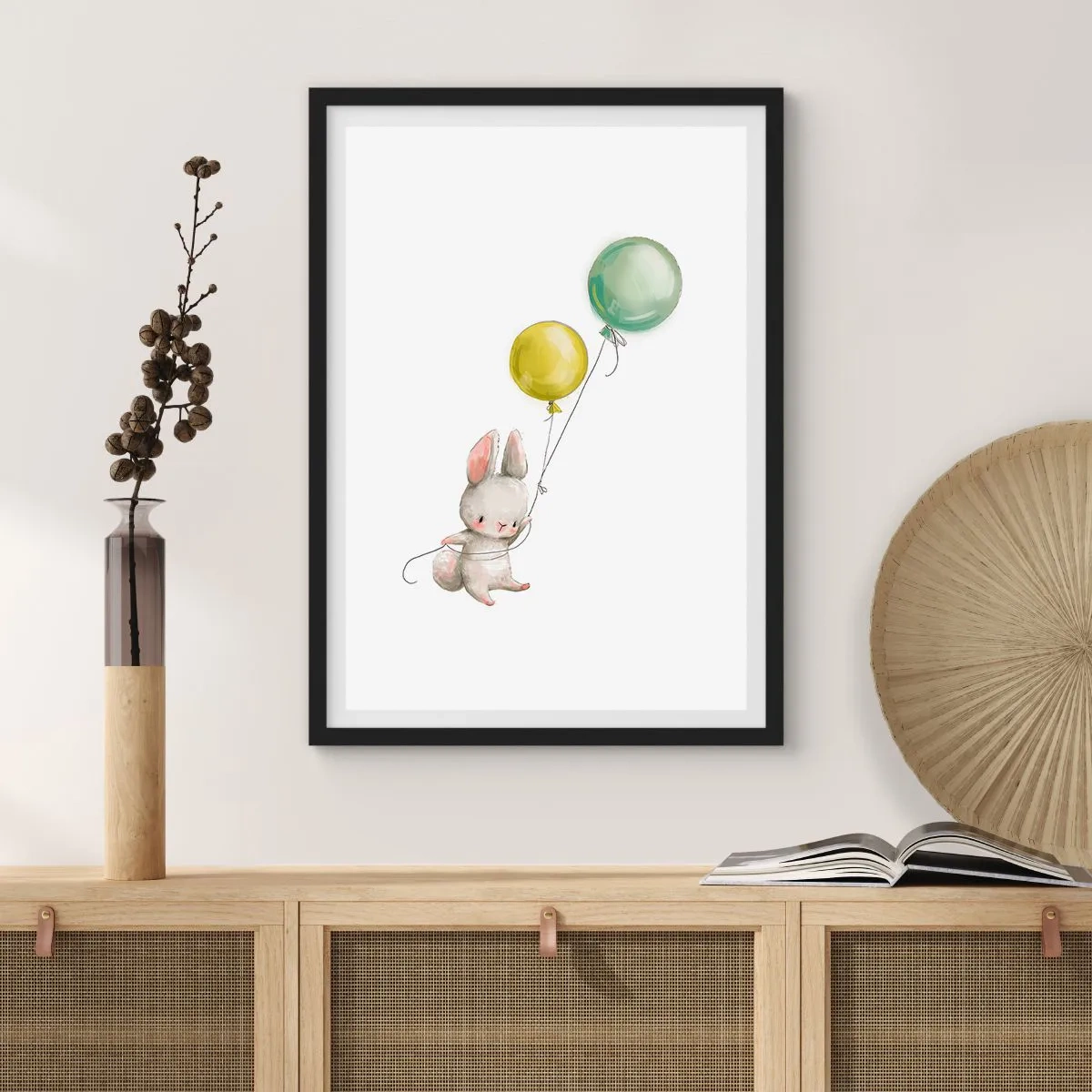 Affiche dans un cadre noir - Poster - Un lapin tenant deux ballons verts et jaunes. - 50x70cm - Moi aussi je vole! - Décoration murale moderne pour le salon et la chambre ARTTOR
