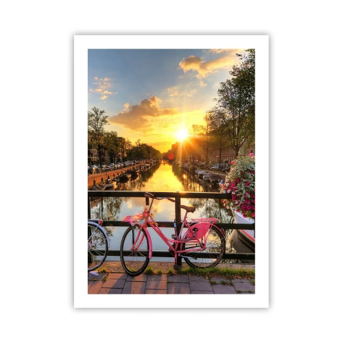 Affiche - Poster - Un vélo rose sur un pont au-dessus d'un canal au coucher du soleil - 50x70cm - Matin de printemps à Amsterdam - Décoration murale moderne pour le salon et la chambre ARTTOR