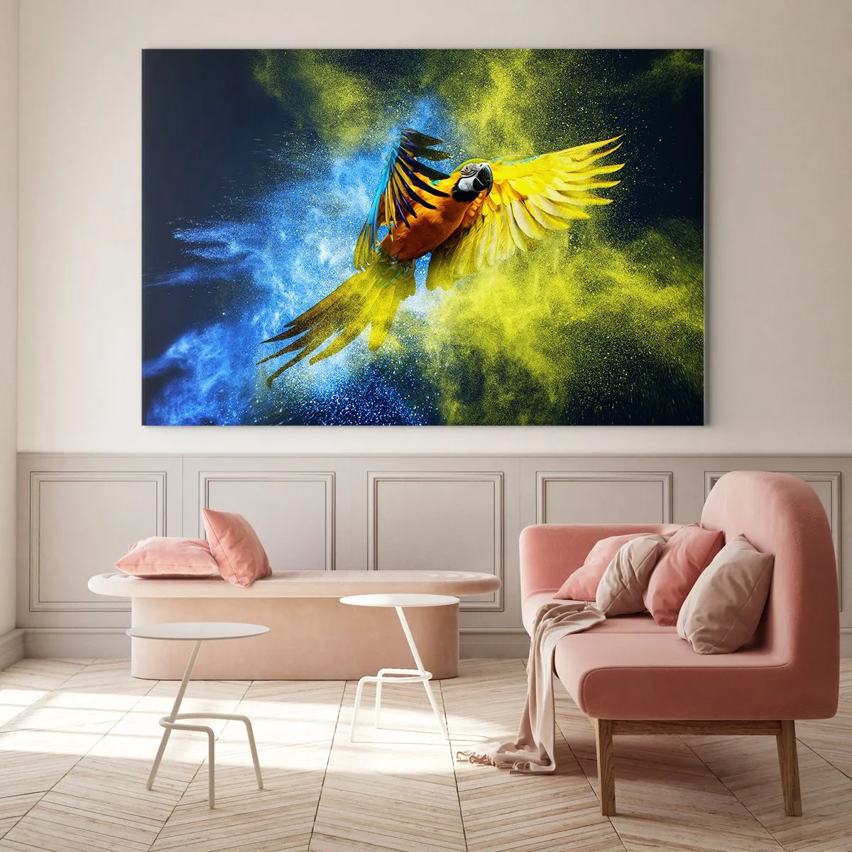 Impression sur verre - Image sur verre - Un perroquet coloré en vol sur un fond jaune et bleu - 70x50cm - Dans la poussière bleue et dorée - Décoration murale moderne pour le salon et la chambre ARTTOR