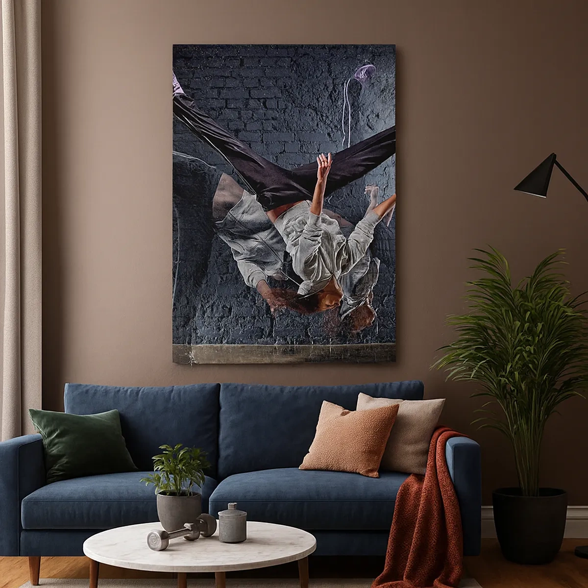 Impression sur toile - Image sur toile - Un danseur effectuant un saut dynamique contre un mur de briques - 50x70cm - Étoile de la rue - Décoration murale moderne pour le salon et la chambre ARTTOR