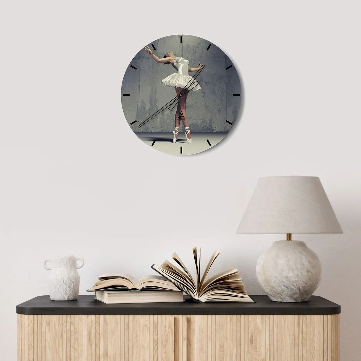 Horloge murale - Pendule murale - Une ballerine en robe blanche prend une pose dynamique contre un mur de béton. - 30x30cm - Léger comme un oiseau - Décoration murale moderne pour le salon, la cuisine et la chambre ARTTOR
