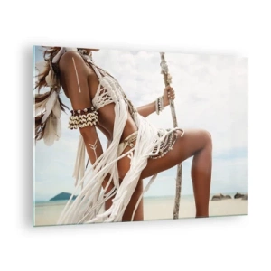 Impression sur verre - Image sur verre - Une femme en vêtements ethniques avec des coquillages et un bâton sur la plage. - 70x50cm - Prêtresse du soleil - Décoration murale moderne pour le salon et la chambre ARTTOR