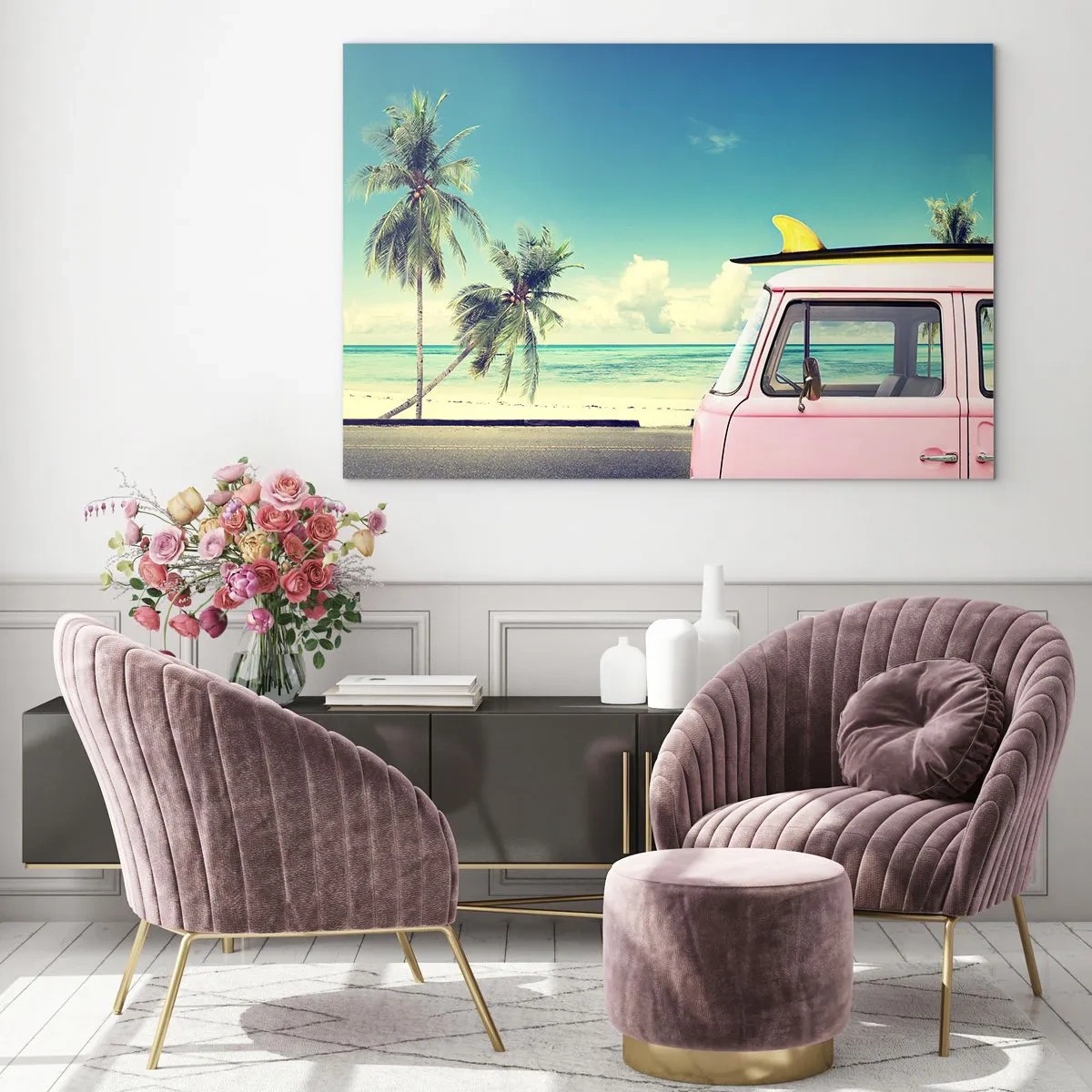 Impression sur verre - Image sur verre - Une plage avec des palmiers et une camionnette rétro rose au bord de la mer - 120x80cm - Il est temps de commencer les vacances - Décoration murale moderne pour le salon et la chambre ARTTOR