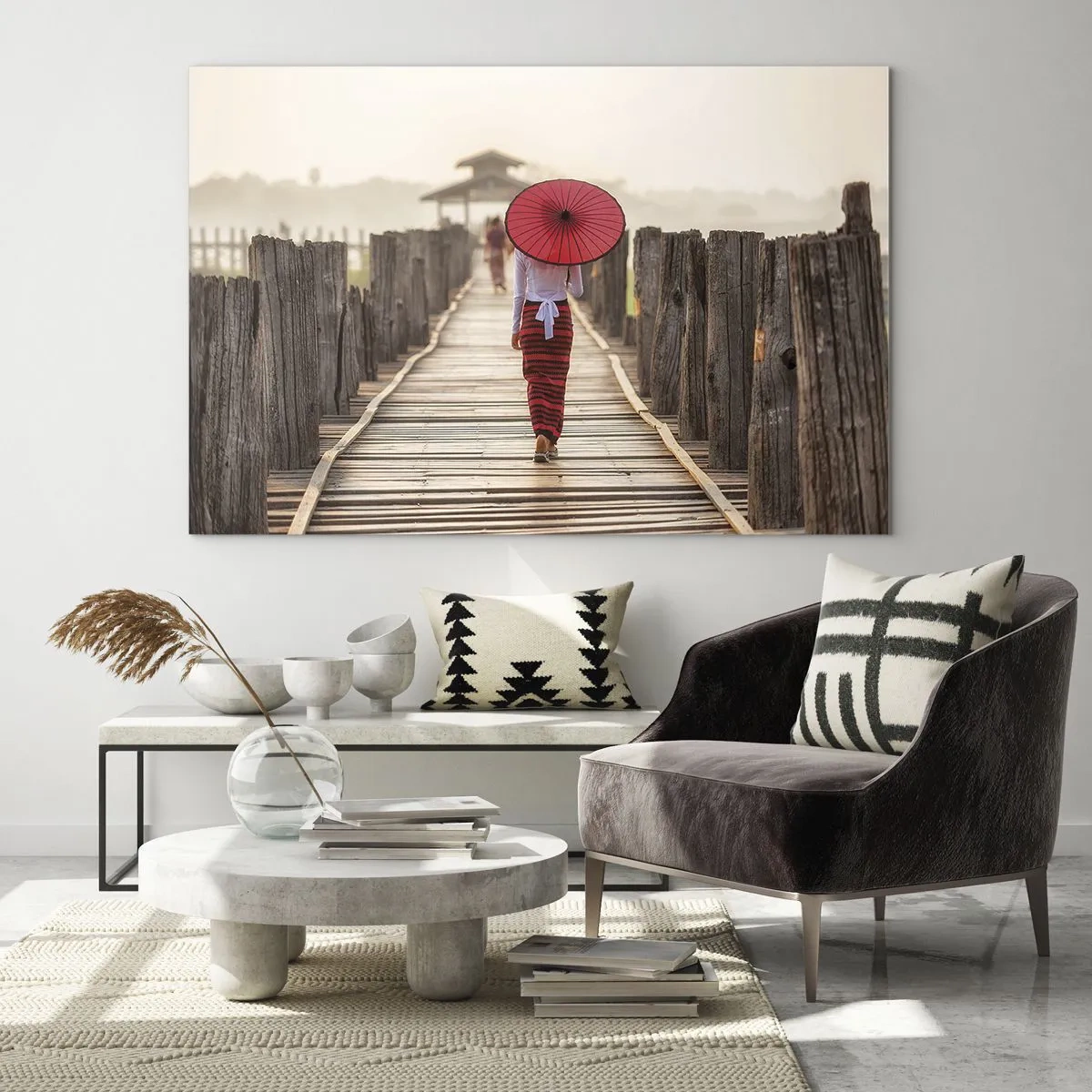 Impression sur verre - Image sur verre - Une femme avec un parapluie rouge sur un pont en bois - 70x50cm - Sur le vieux pont - Décoration murale moderne pour le salon et la chambre ARTTOR