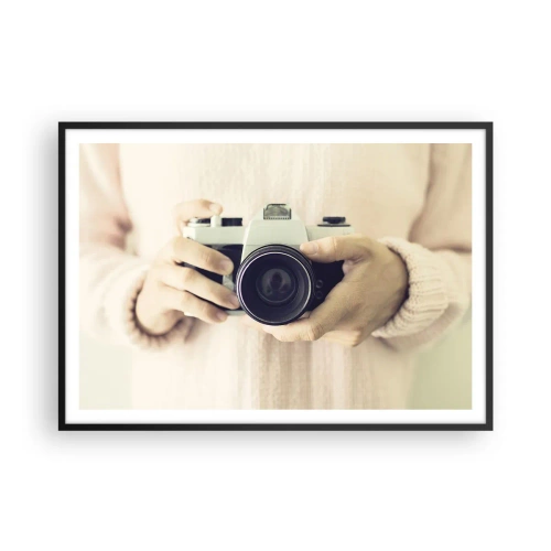 Affiche dans un cadre noir - Poster - Appareil photo rétro tenu en main sur un fond clair - 100x70cm - Pour voir plus ... - Décoration murale moderne pour le salon et la chambre ARTTOR