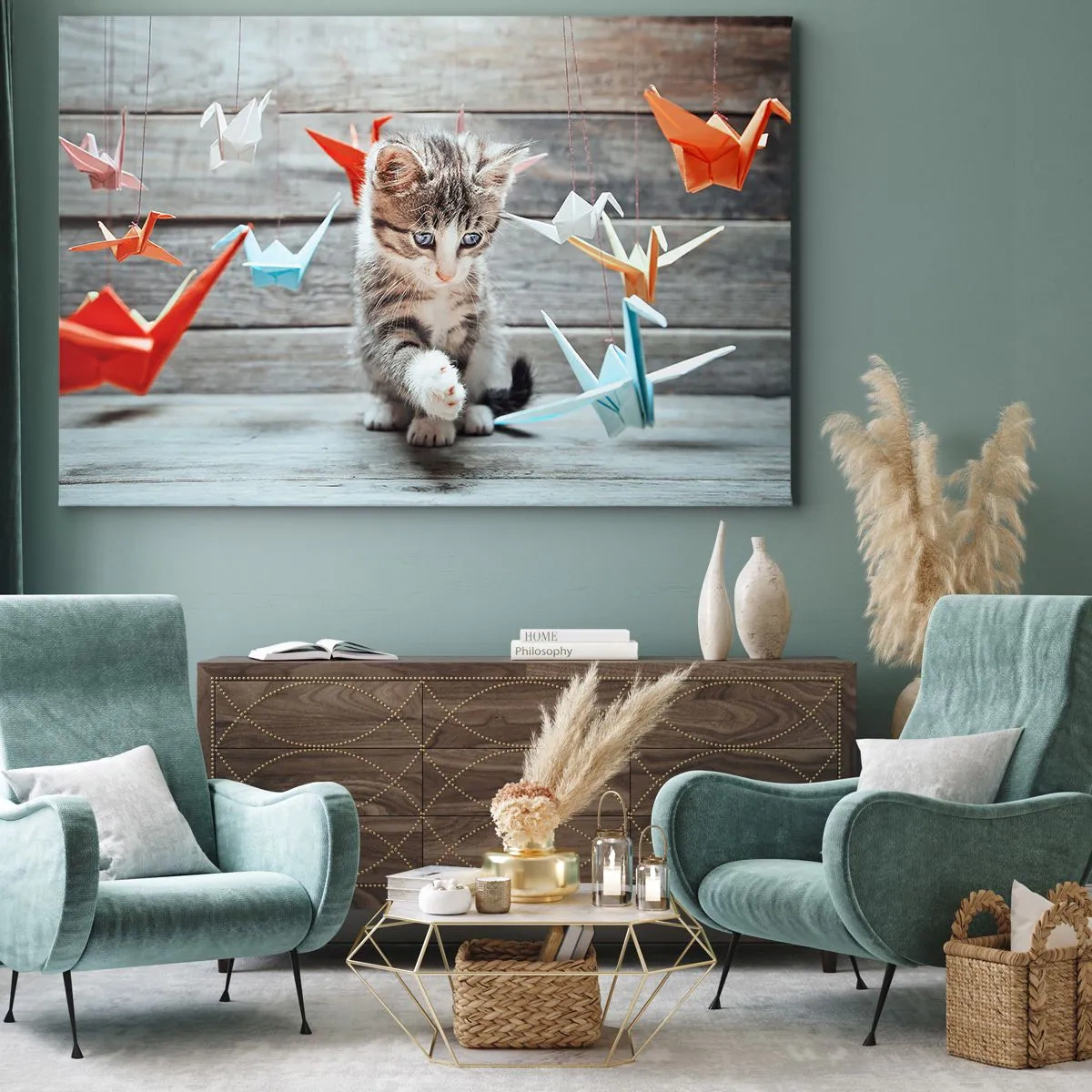 Impression sur toile - Image sur toile - Un chaton jouant avec des grues en papier origami suspendues. - 120x80cm - Première leçon - Décoration murale moderne pour le salon et la chambre ARTTOR