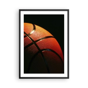 Affiche dans un cadre noir - Poster - Gros plan d'un ballon de basket sous les projecteurs - 50x70cm - Belle comme une planète - Décoration murale moderne pour le salon et la chambre ARTTOR