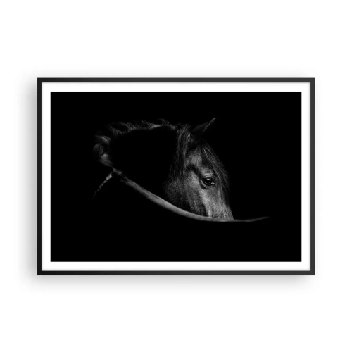Affiche dans un cadre noir - Poster - Portrait en noir et blanc d'un cheval avec un jeu subtil de lumière et d'ombre sur un fond sombre. - 100x70cm - Prince Noir - Décoration murale moderne pour le salon et la chambre ARTTOR