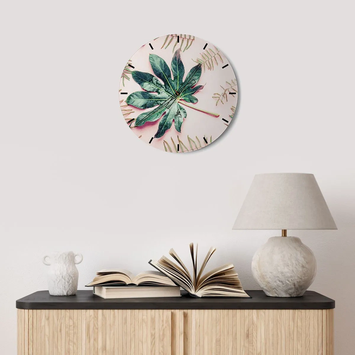 Horloge murale - Pendule murale - Une grande feuille verte sur un fond rose clair avec des détails floraux. - 30x30cm - Étude de verdure sur fond rose - Décoration murale moderne pour le salon, la cuisine et la chambre ARTTOR