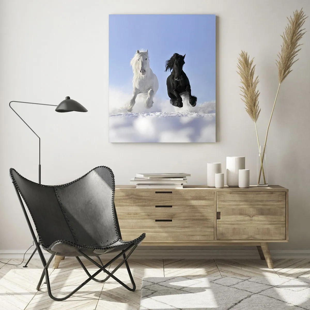 Impression sur verre - Image sur verre - Un cheval blanc et un cheval noir galopant dans la neige - 70x100cm - Galop noir et blanc - Décoration murale moderne pour le salon et la chambre ARTTOR