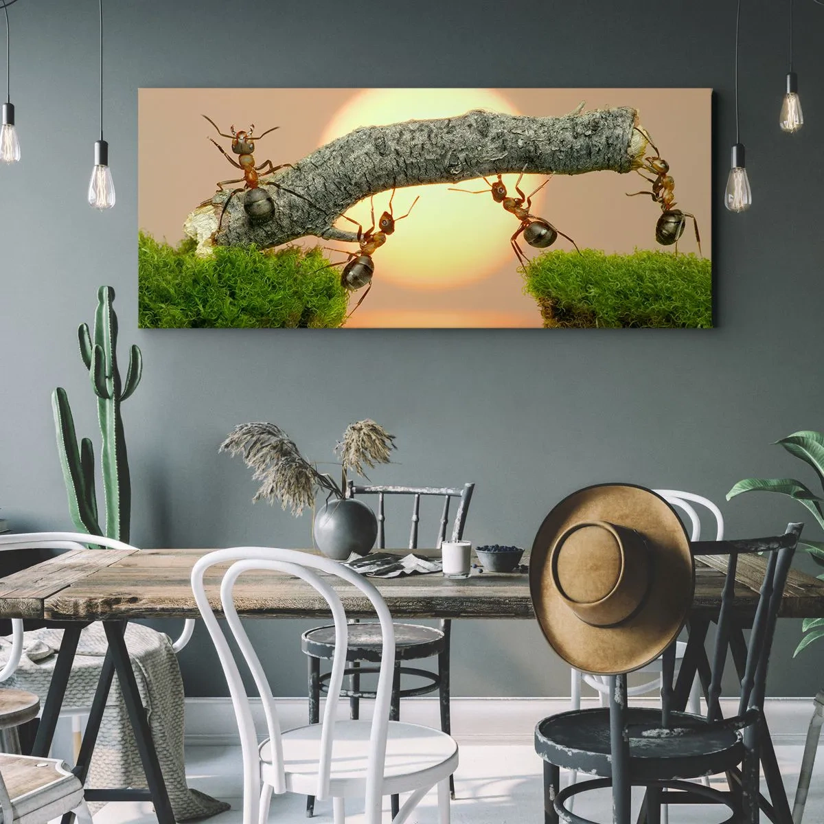 Impression sur toile - Image sur toile - Des fourmis construisent un pont de branches sur fond de soleil couchant. - 120x50cm - La joie, travaille d'équipe - Décoration murale moderne pour le salon et la chambre ARTTOR