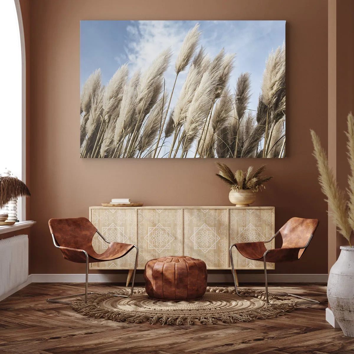 Impression sur toile - Image sur toile - Herbes de pampa délicates contre un ciel bleu avec des nuages légers - 70x50cm - Caresse ensoleillée et venteuse - Décoration murale moderne pour le salon et la chambre ARTTOR