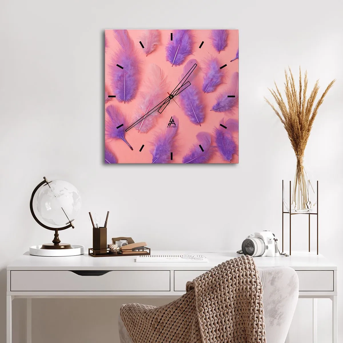Horloge murale - Pendule murale - Plumes violettes et roses sur fond pastel - 30x30cm - Oiseau de désir lilas - Décoration murale moderne pour le salon et la chambre ARTTOR