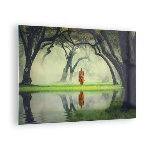 Impression sur verre - Image sur verre - Un moine en robe orange marche parmi les arbres au bord de l'eau - 70x50cm - En route vers l'illumination - Décoration murale moderne pour le salon et la chambre ARTTOR