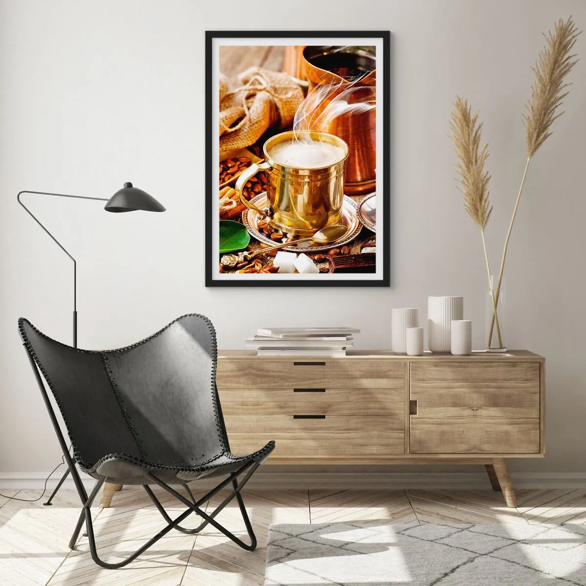 Affiche dans un cadre noir - Poster - Une tasse dorée avec du café chaud et de la vapeur sur un fond de grains de café. - 50x70cm - Bonne journée! - Décoration murale moderne pour le salon et la chambre ARTTOR