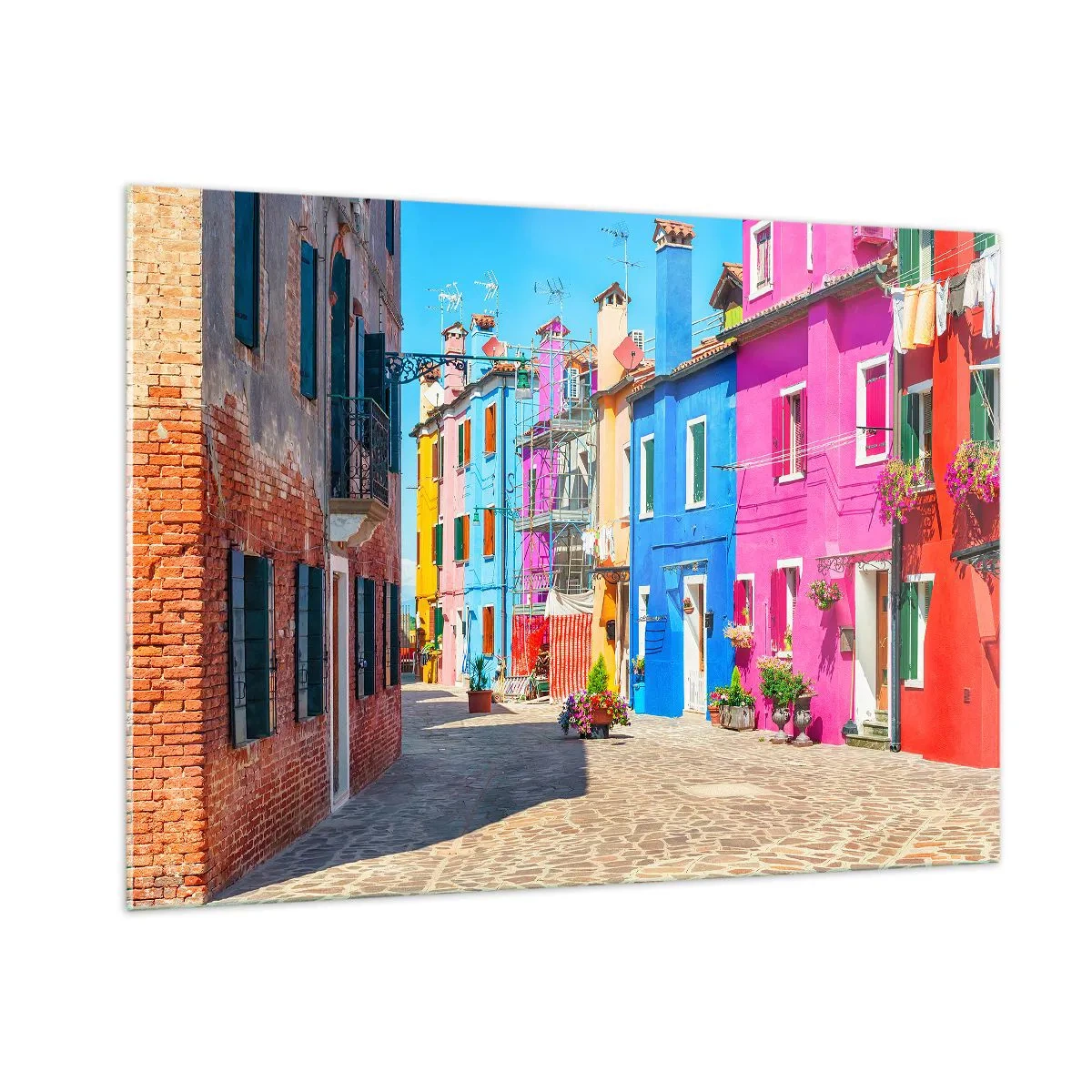Impression sur verre - Image sur verre - Bâtiments colorés dans une rue étroite d'une ville ensoleillée - 100x70cm - Ville "Sous les perroquets" - Décoration murale moderne pour le salon et la chambre ARTTOR