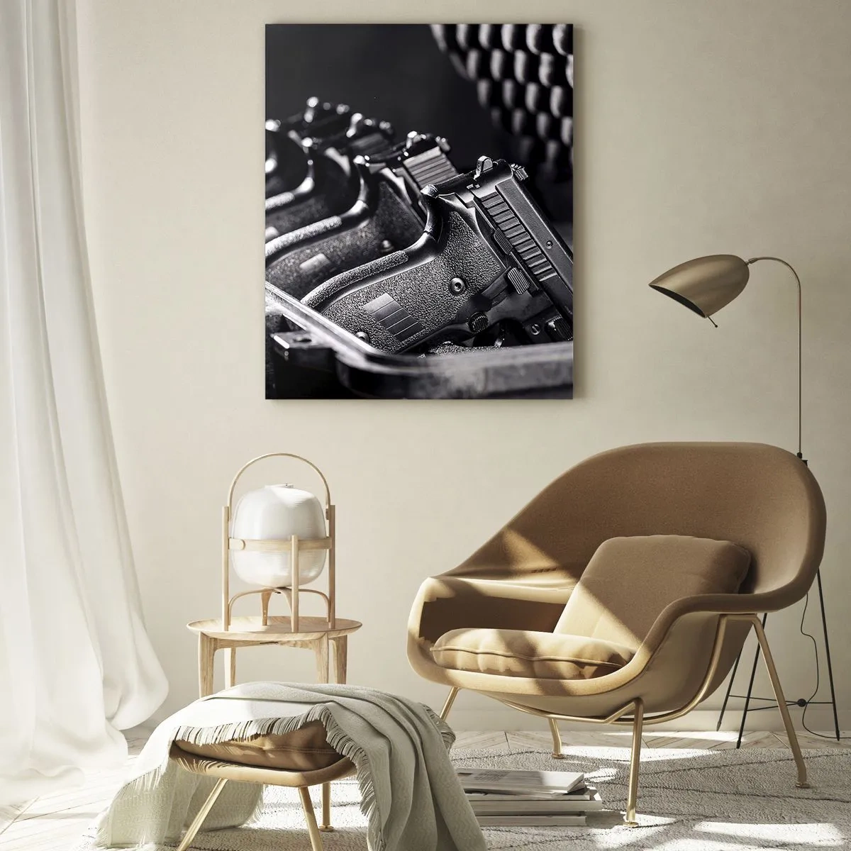 Impression sur verre - Image sur verre - Une image en noir et blanc d'une pile d'armes dans une valise. - 70x100cm - Sport masculin - Décoration murale moderne pour le salon et la chambre ARTTOR