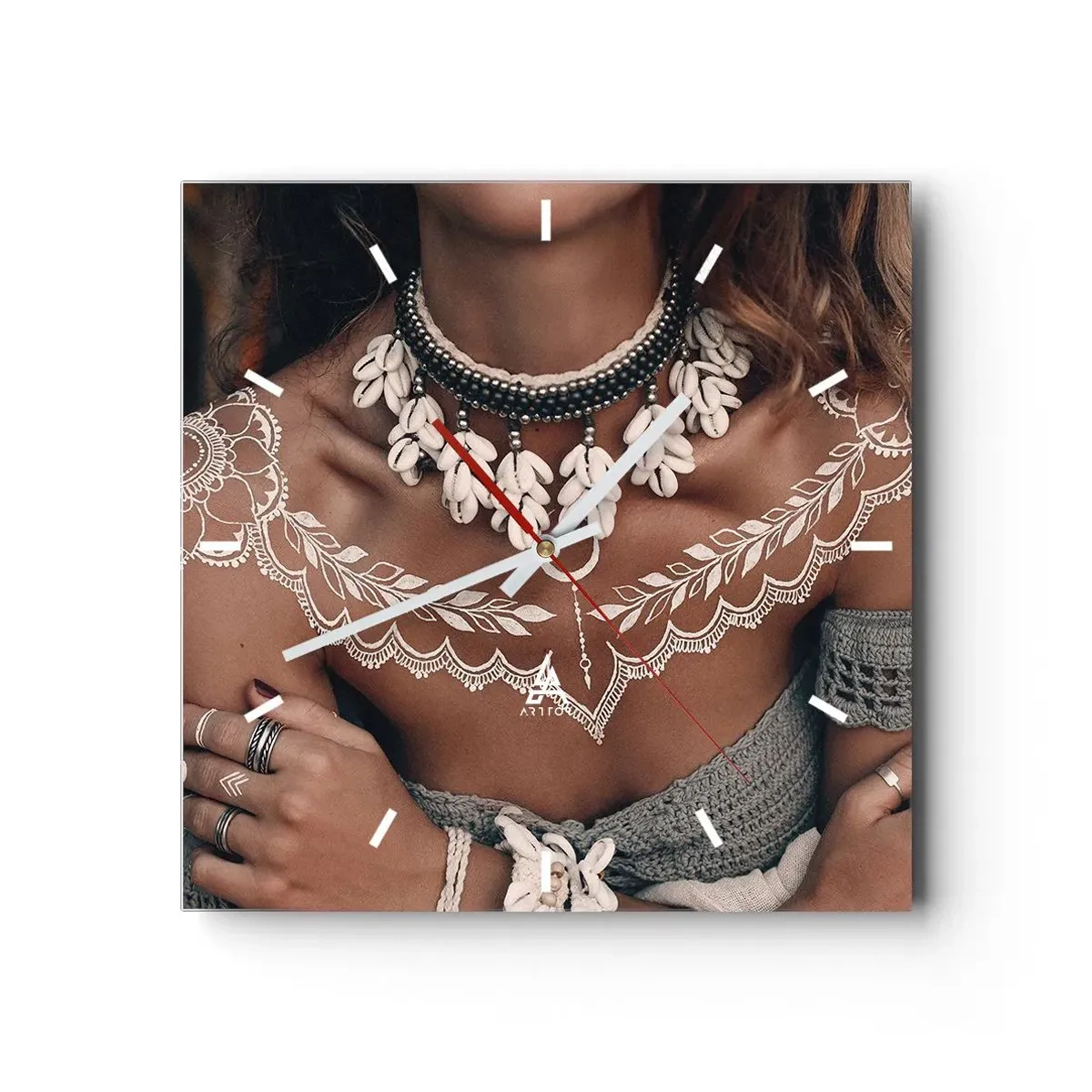 Horloge murale - Pendule murale - Style bohème avec bijoux coquillages et motif dentelle - 30x30cm - Talismans, rituels de la féminité - Décoration murale moderne pour le salon et la chambre ARTTOR