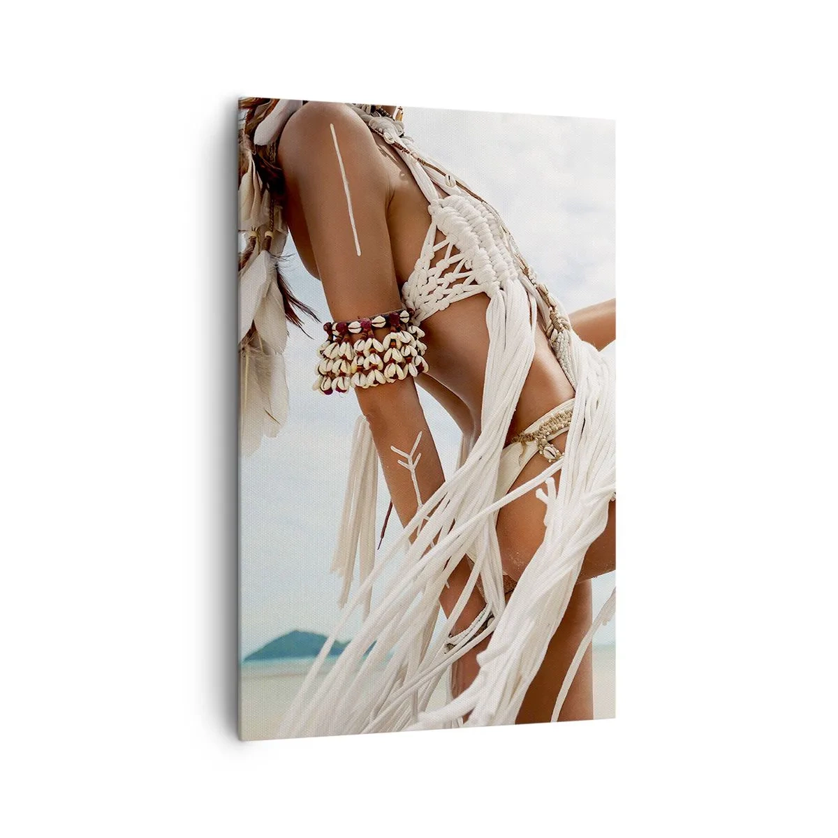 Impression sur toile - Image sur toile - Figure d'une femme portant des ornements et des vêtements ethniques sur fond de paysage tropical. - 80x120cm - Prêtresse du soleil - Décoration murale moderne pour le salon et la chambre ARTTOR