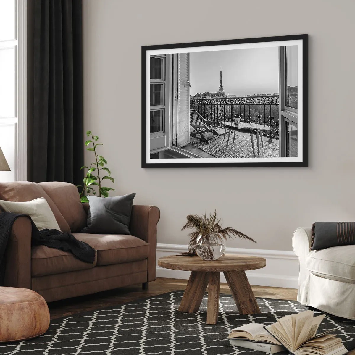 Affiche dans un cadre noir - Poster - Vue sur la Tour Eiffel depuis le balcon avec transats et table - 70x50cm - Après-midi parisien - Décoration murale moderne pour le salon et la chambre ARTTOR