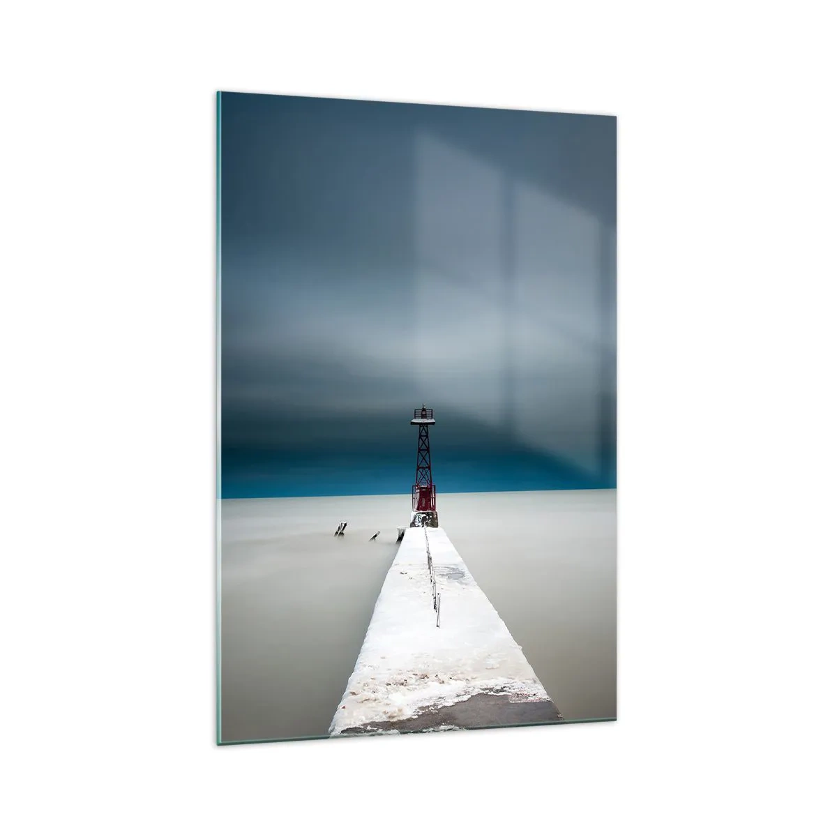 Impression sur verre - Image sur verre - Un phare au bout d'une jetée en béton dans un paysage austère - 70x100cm - À la rencontre de l'immensité - Décoration murale moderne pour le salon et la chambre ARTTOR