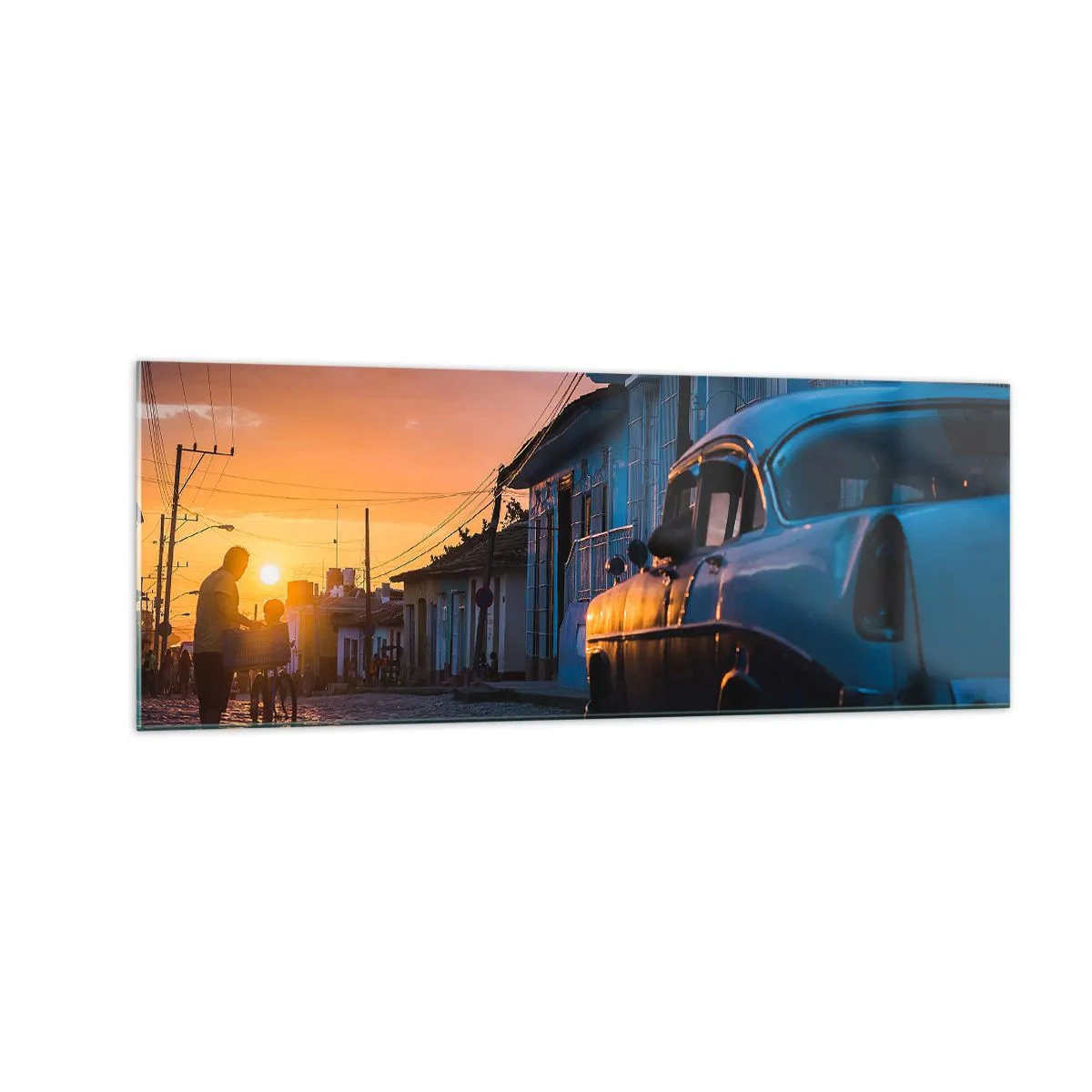 Impression sur verre - Image sur verre - Voiture et vélo rétro dans la rue à la lumière du soleil couchant - 140x50cm - Ici, le temps ralentit - Décoration murale moderne pour le salon et la chambre ARTTOR