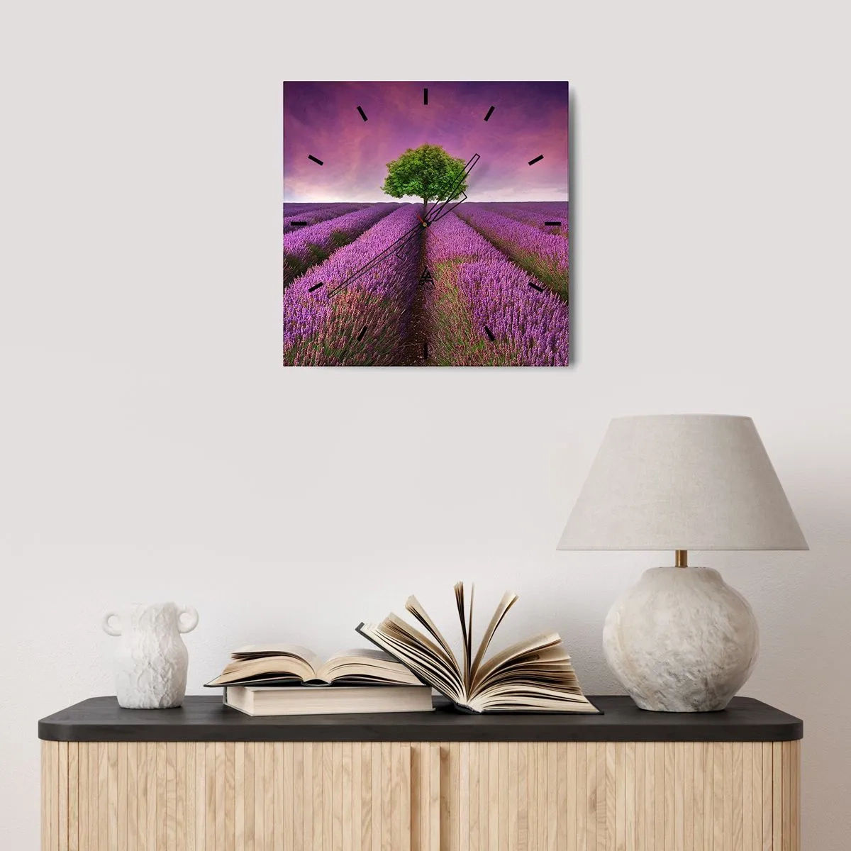 Horloge murale - Pendule murale - Un champ de lavande avec un arbre solitaire et un ciel violet - 30x30cm - Dans un champs de lavande - Décoration murale moderne pour le salon et la chambre ARTTOR