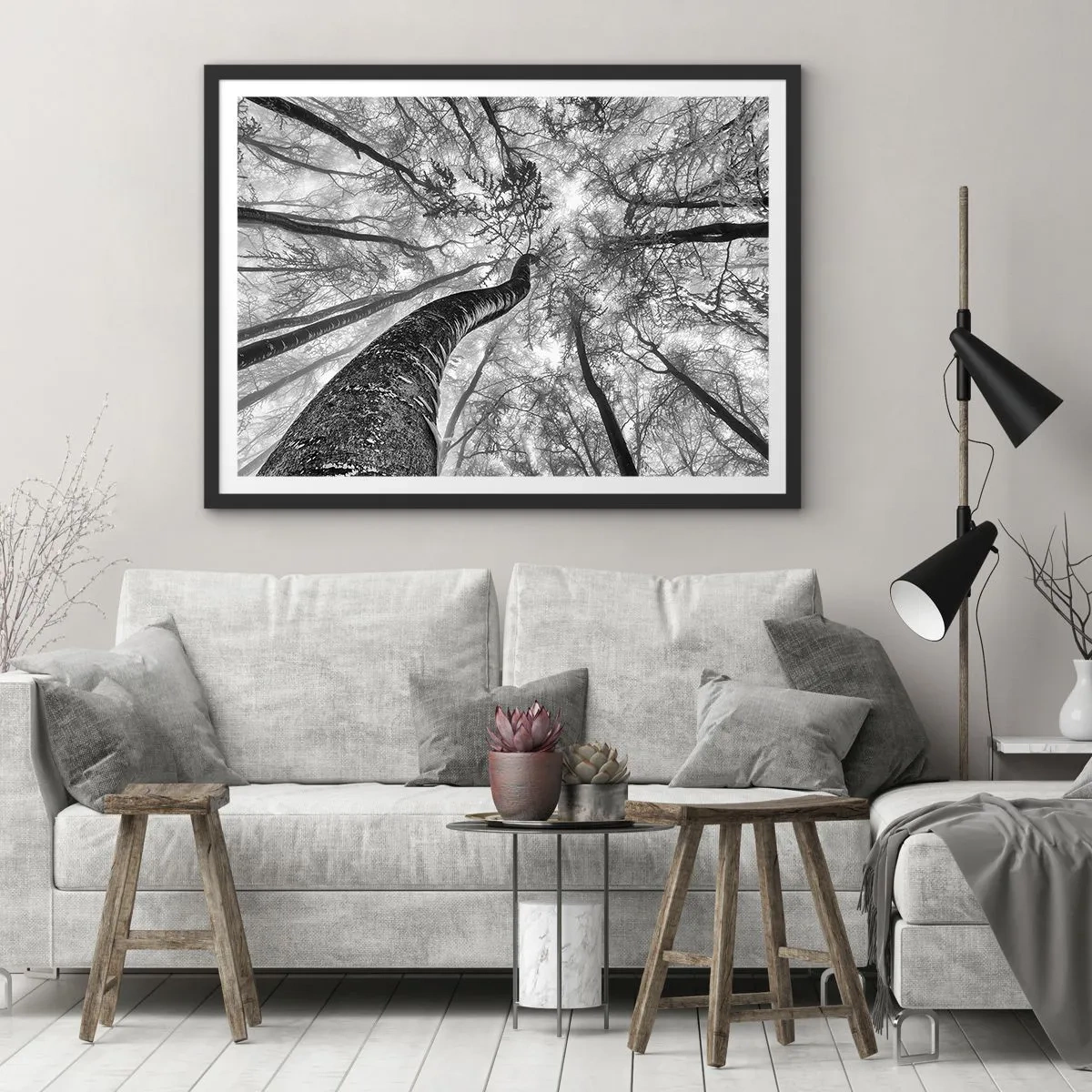 Affiche dans un cadre noir - Poster - Perspective d'arbres dans une forêt vue d'en bas en nuances de gris - 70x50cm - Course vers la lumière - Décoration murale moderne pour le salon et la chambre ARTTOR