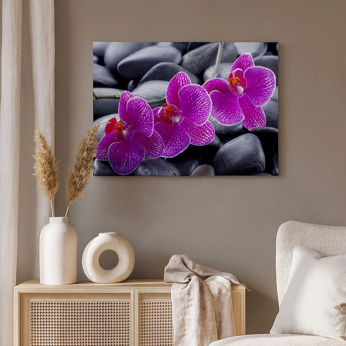 Impression sur toile - Image sur toile - Orchidées violettes sur fond de pierres noires - 70x50cm - Les pierres brillaient de joie - Décoration murale moderne pour le salon et la chambre ARTTOR