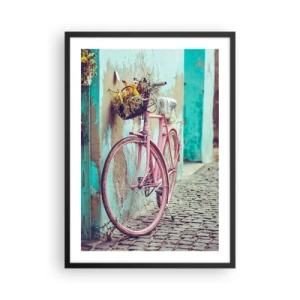 Affiche dans un cadre noir - Poster - Un vélo rose avec un panier dans une rue rustique - 50x70cm - Je reviens tout de suite - Décoration murale moderne pour le salon et la chambre ARTTOR