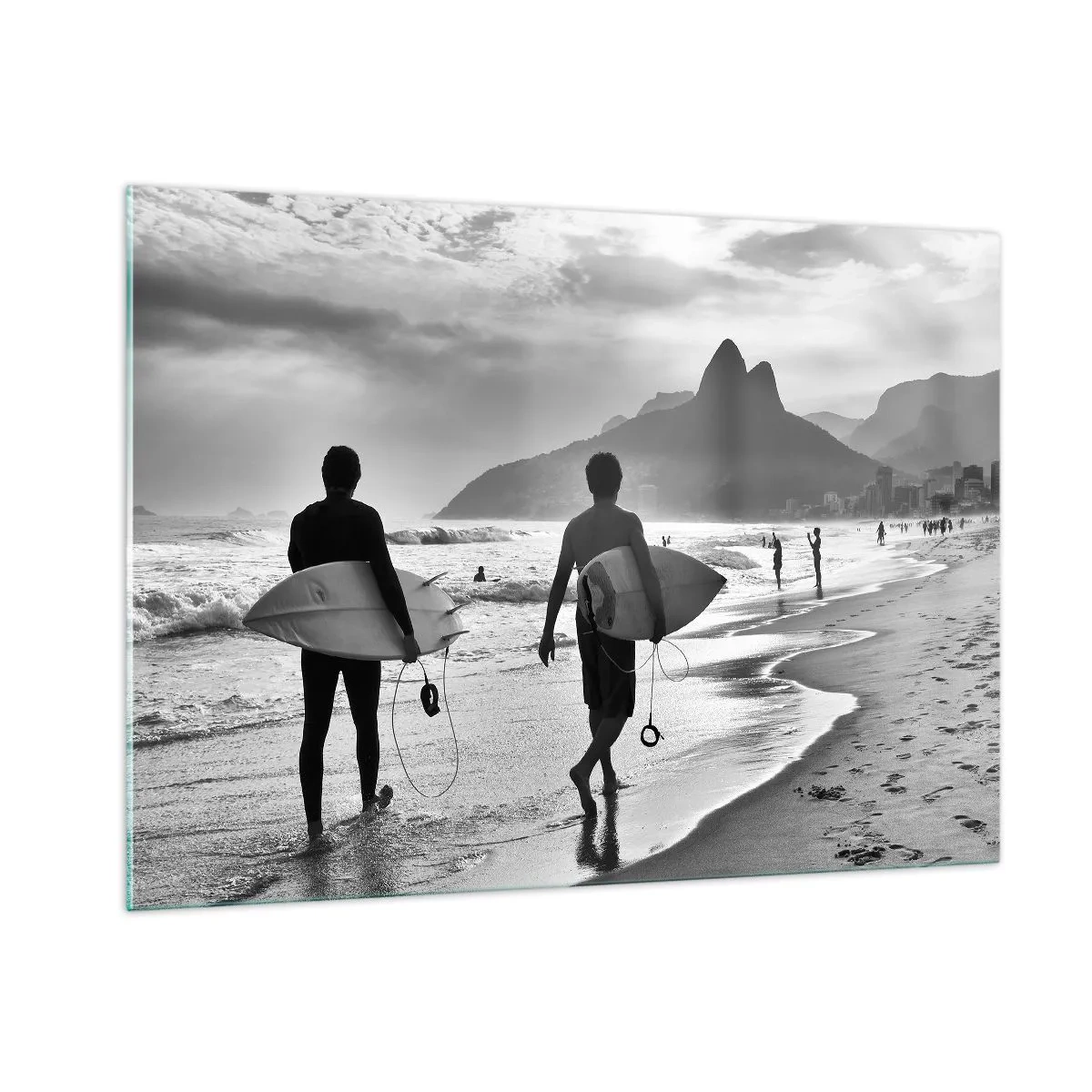 Impression sur verre - Image sur verre - Surfeurs sur la plage avec des planches, composition en noir et blanc - 100x70cm - Samba sur une vague - Décoration murale moderne pour le salon et la chambre ARTTOR