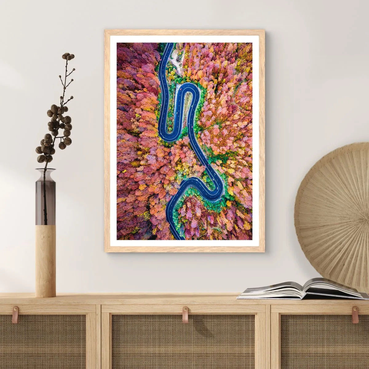Affiche dans un chêne clair - Poster - Route sinueuse à travers la forêt - 50x70 cm
