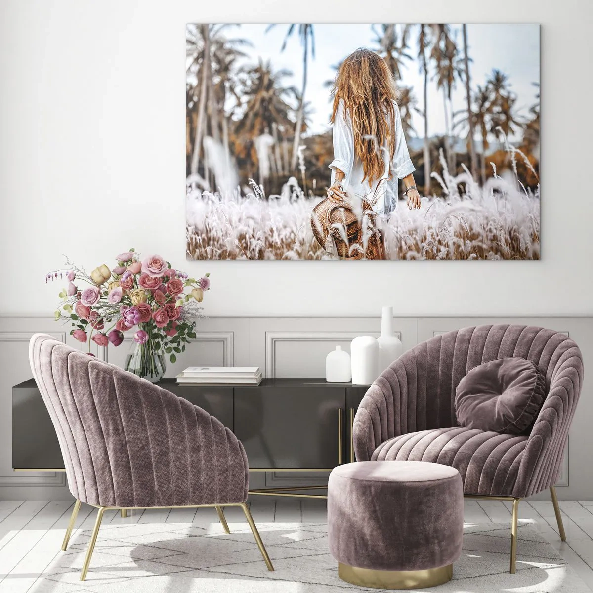 Impression sur verre - Image sur verre - Une femme dans l'herbe avec un chapeau à la main sur fond de palmiers - 100x70cm - Né de peluches d'herbe - Décoration murale moderne pour le salon et la chambre ARTTOR