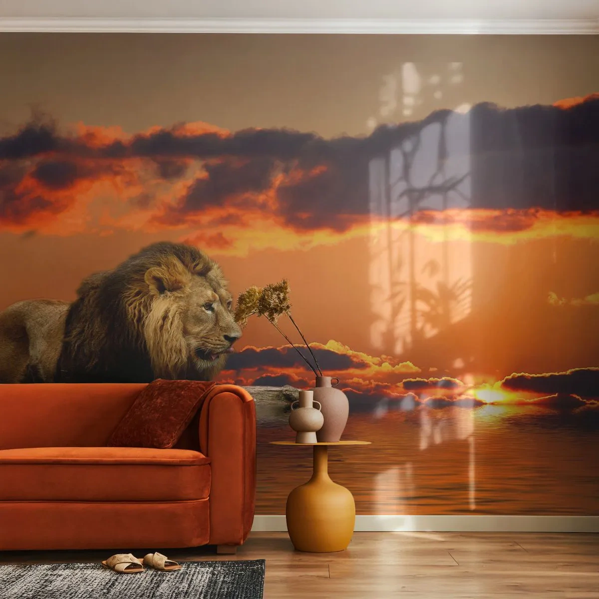 Papier Peint Photo Premium Sand - Un lion se repose sur un rocher alors que le soleil se couche sur l'eau. - 100x70cm - Le roi de la nature - Décoration murale moderne pour le salon et la chambre ARTTOR