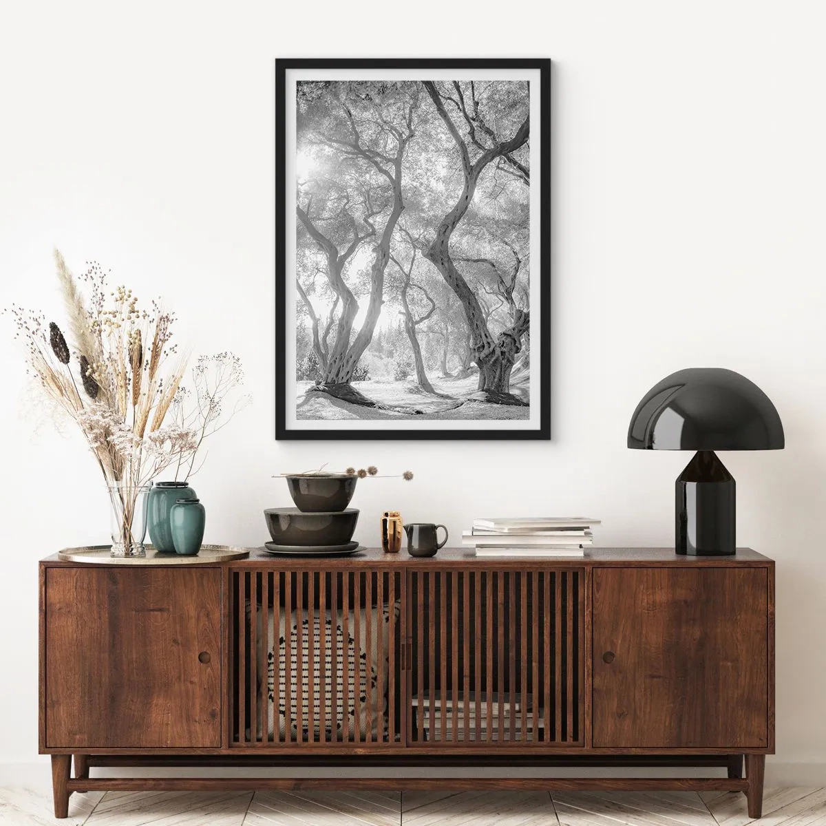 Affiche dans un cadre noir - Poster - Photographie en noir et blanc d'arbres sinueux au soleil - 50x70cm - Dans l'oliveraie - Décoration murale moderne pour le salon et la chambre ARTTOR
