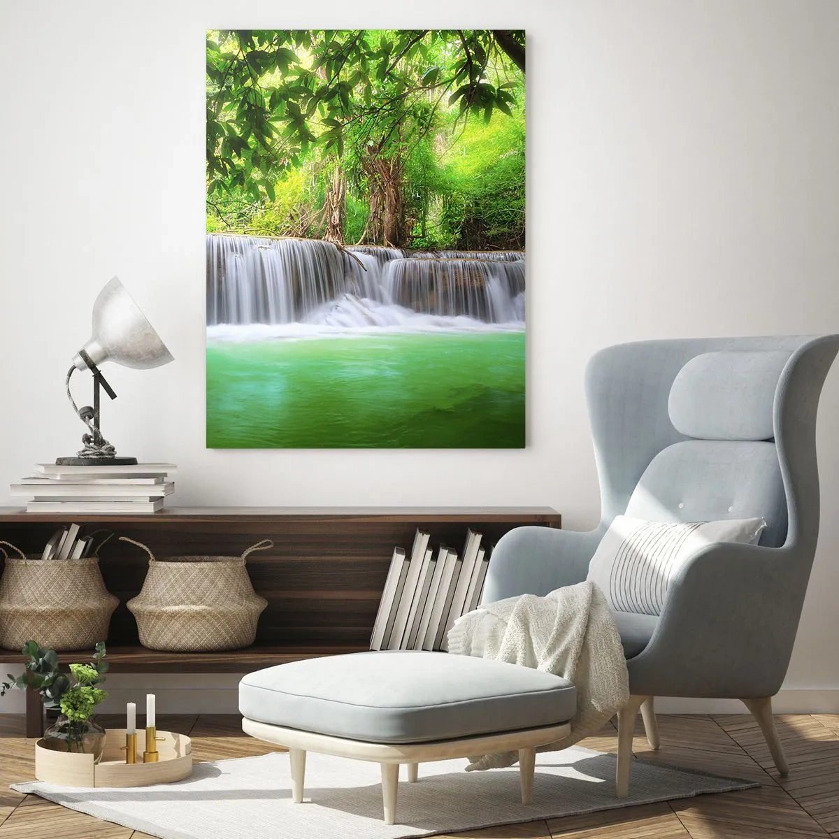 Impression sur verre - Image sur verre - Une cascade dans une forêt tropicale avec une eau cristalline - 50x70cm - Une cascade de vert - Décoration murale moderne pour le salon et la chambre ARTTOR
