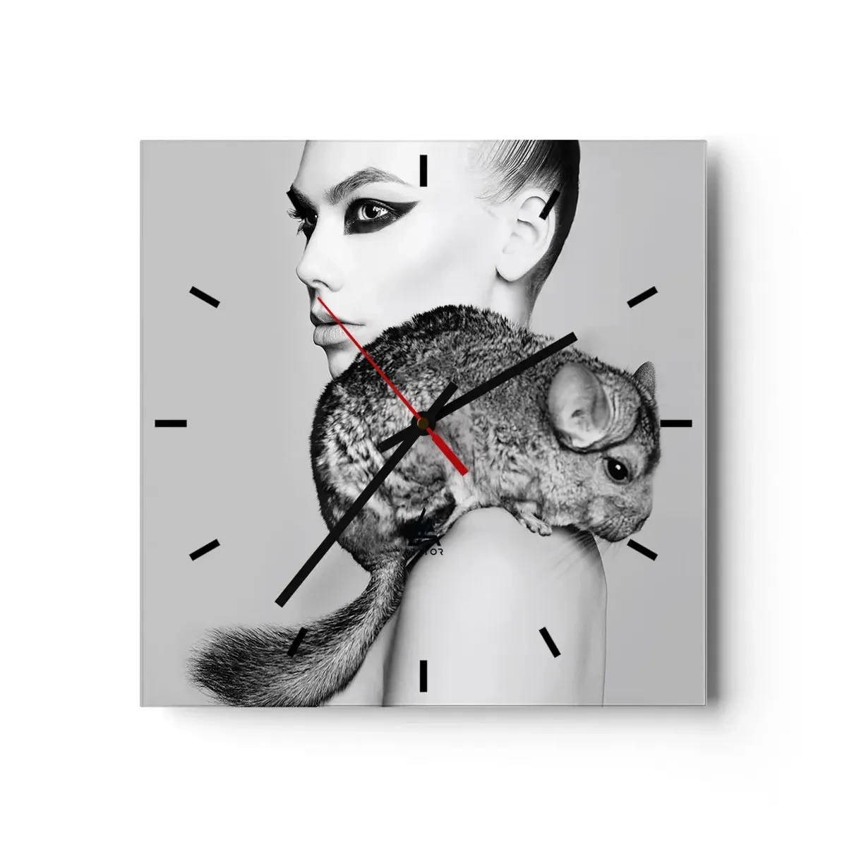 Horloge murale - Pendule murale - Femme stylisée avec un chinchilla dans une élégante composition en noir et blanc - 30x30cm - Dame au chinchilla - Décoration murale moderne pour le salon et la chambre ARTTOR