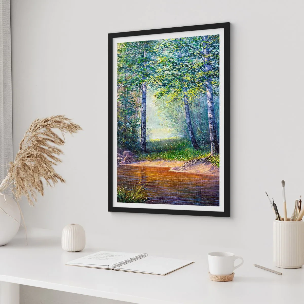Affiche dans un cadre noir - Poster - Une clairière forestière avec des bouleaux et un ruisseau sous les rayons du soleil - 50x70cm - Paysage idyllique - Décoration murale moderne pour le salon et la chambre ARTTOR