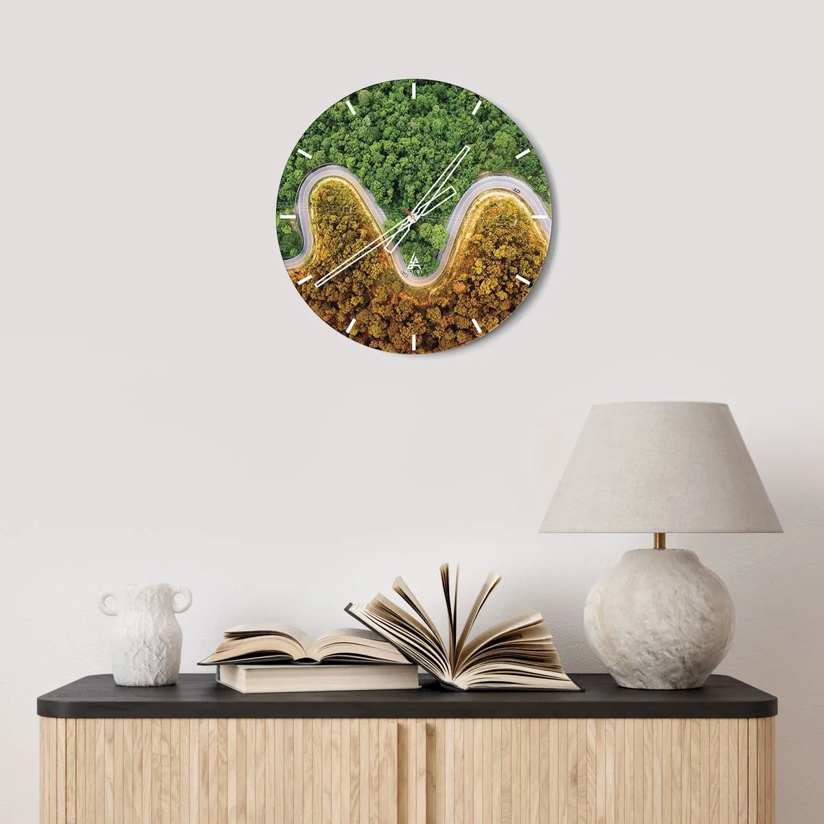 Horloge murale - Pendule murale - Une route asphaltée sinueuse traversant la forêt vue d'en haut - 30x30cm - Frontieres et differences - Décoration murale moderne pour le salon, la cuisine et la chambre ARTTOR