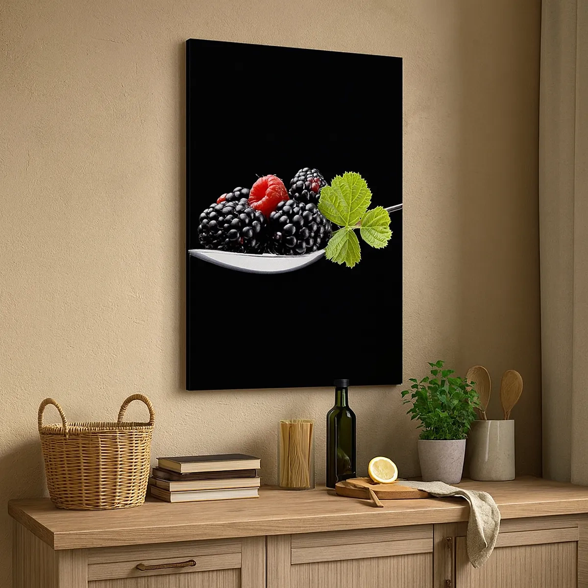 Impression sur toile - Image sur toile - Mûres et framboises sur une cuillère avec une feuille sur fond noir - 50x70cm - Le goût de la fraîcheur - Décoration murale moderne pour le salon et la chambre ARTTOR