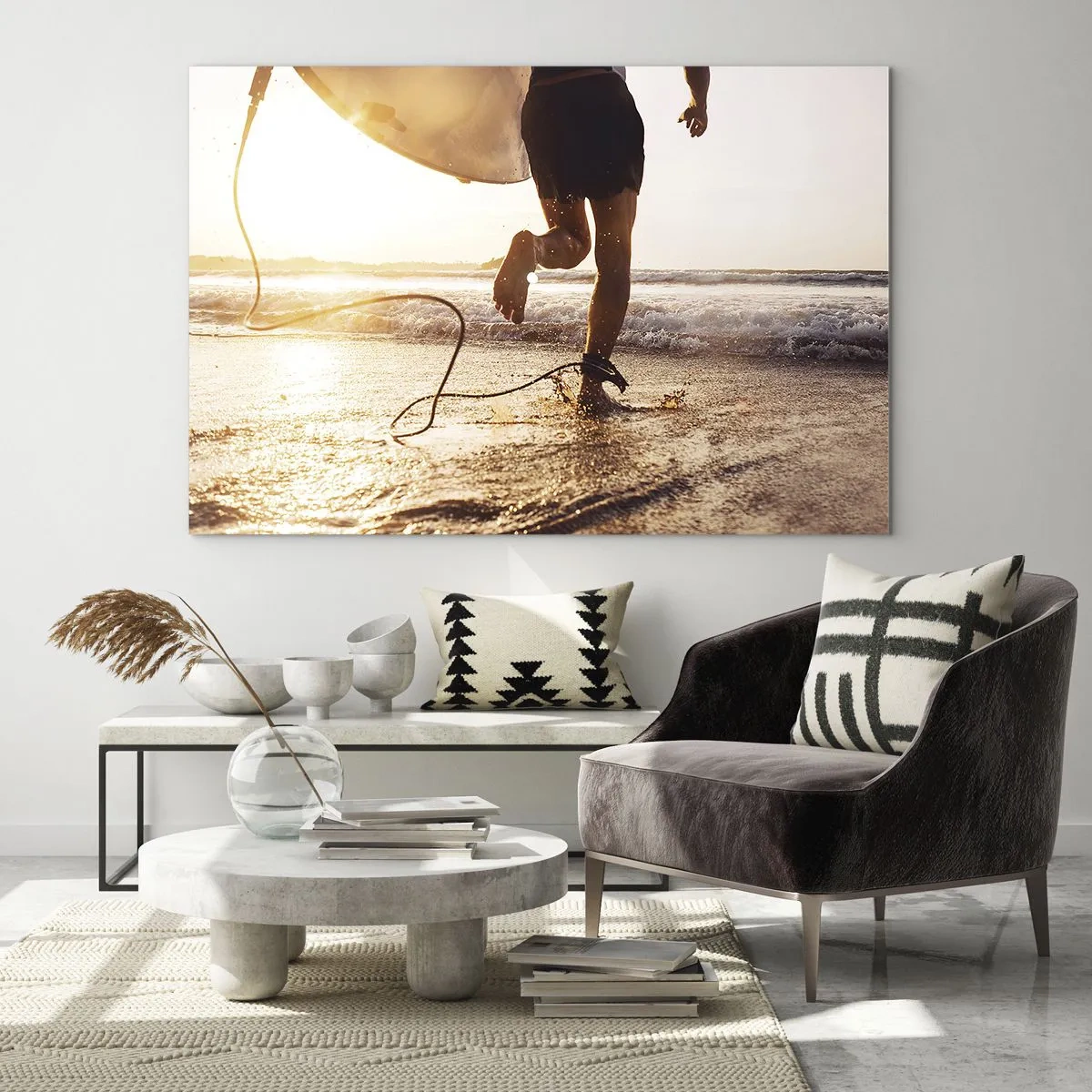 Impression sur verre - Image sur verre - Un surfeur court avec sa planche le long de la plage au coucher du soleil. - 120x80cm - A la rencontre des vagues - Décoration murale moderne pour le salon et la chambre ARTTOR