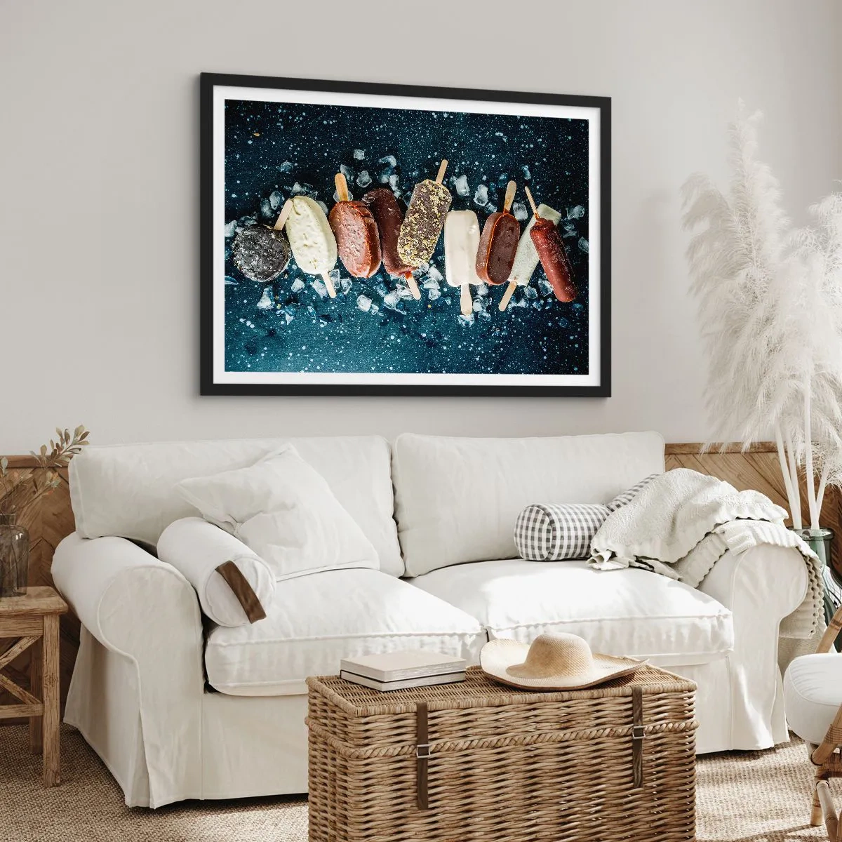 Affiche dans un cadre noir - Poster - Des glaces colorées disposées sur de la glace avec un fond sombre - 100x70cm - Le goût de l'été chaud - Décoration murale moderne pour le salon et la chambre ARTTOR