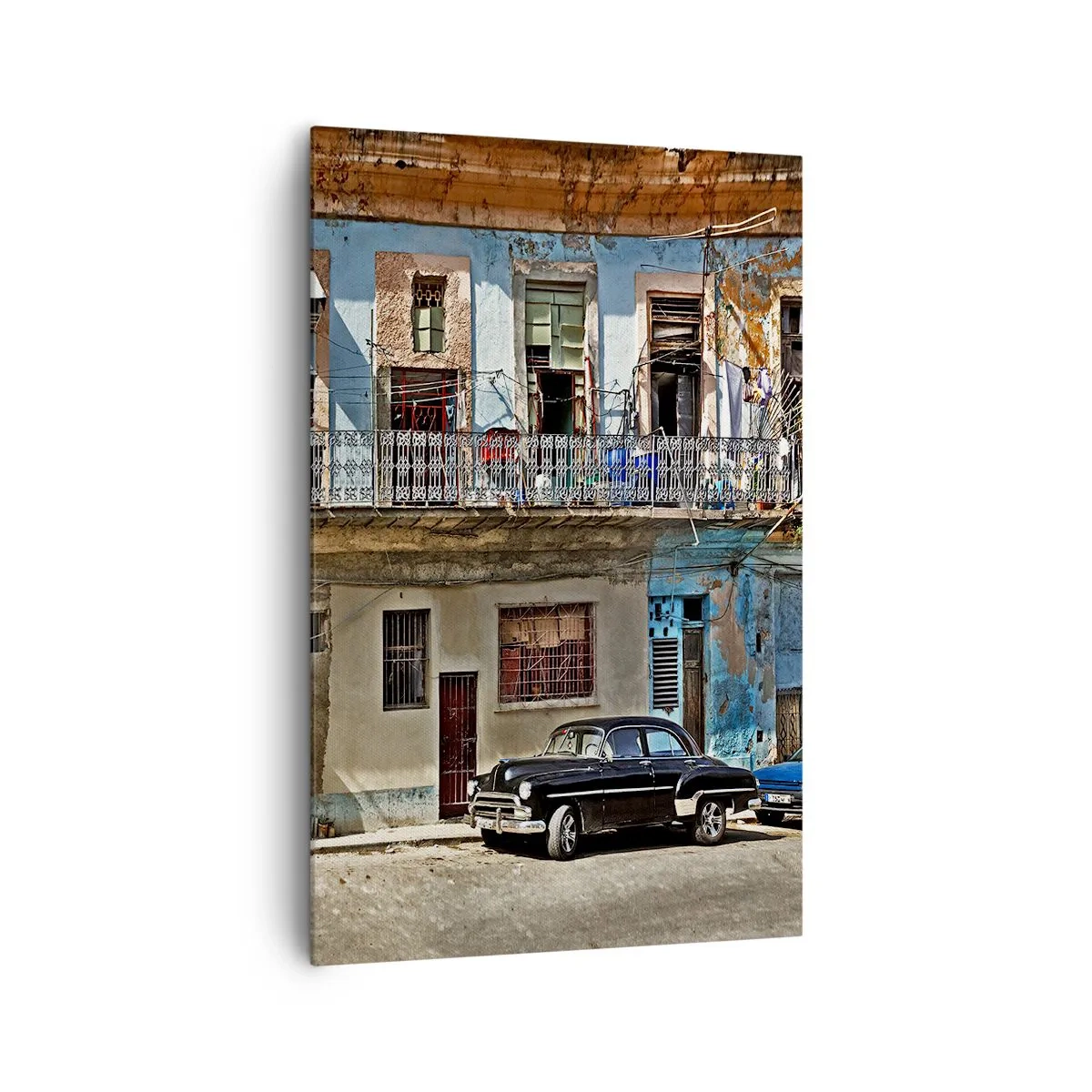 Impression sur toile - Image sur toile - Des immeubles colorés et une voiture classique dans le paysage urbain - 80x120cm - Climat hawaïen - Décoration murale moderne pour le salon et la chambre ARTTOR