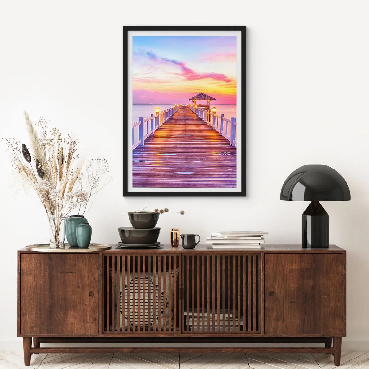 Affiche dans un cadre noir - Poster - Une jetée avec un belvédère illuminé par le soleil couchant - 50x70cm - Le silence lilas-doré du soir - Décoration murale moderne pour le salon et la chambre ARTTOR