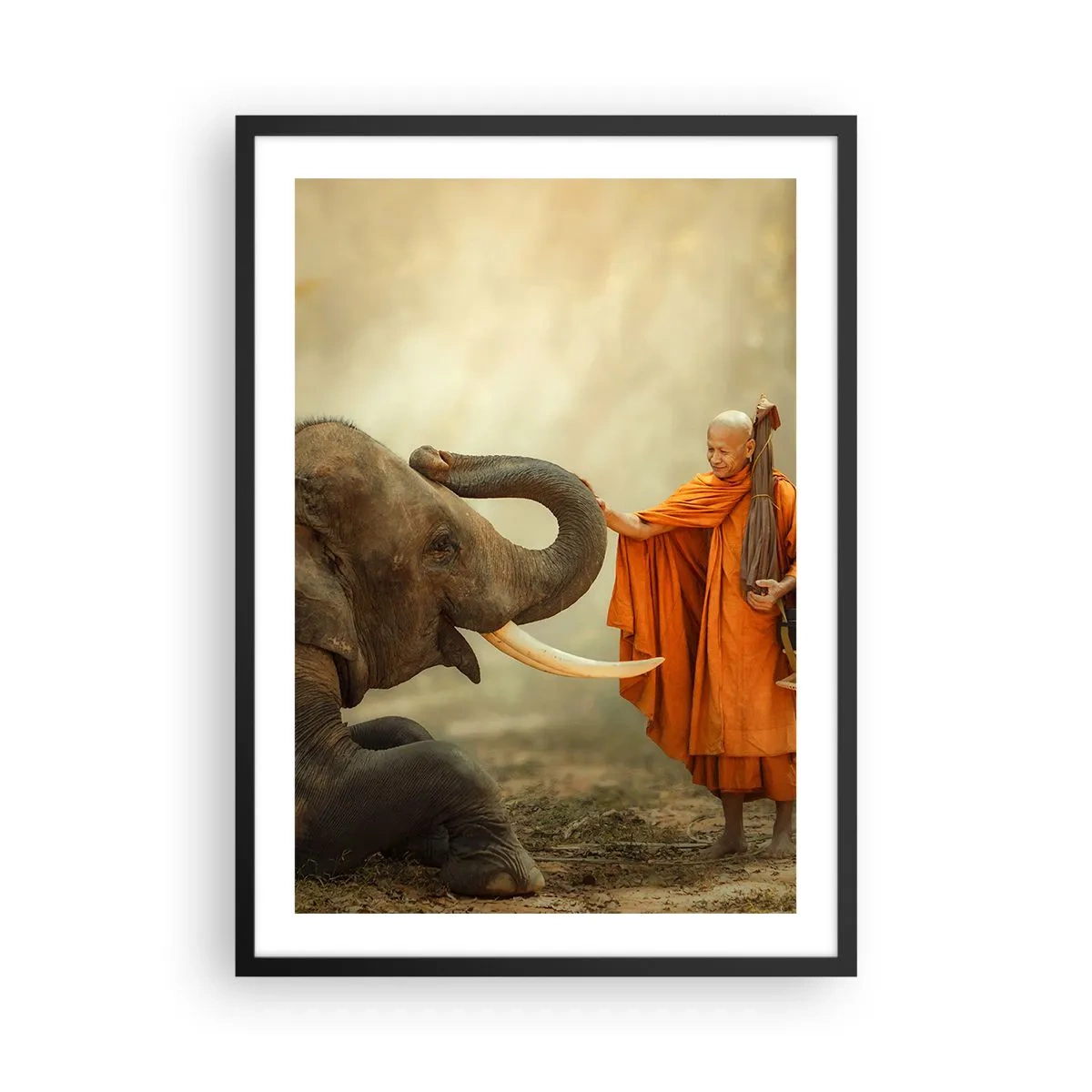 Affiche dans un cadre noir - Poster - Un moine en robe orange avec un éléphant en arrière-plan - 50x70cm - Rencontre en voyageant - Décoration murale moderne pour le salon et la chambre ARTTOR