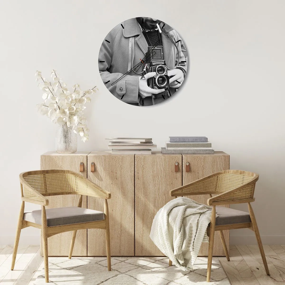 Horloge murale - Pendule murale - Homme avec un appareil photo analogique rétro - 30x30cm - Dans un style rétro - Décoration murale moderne pour le salon, la cuisine et la chambre ARTTOR