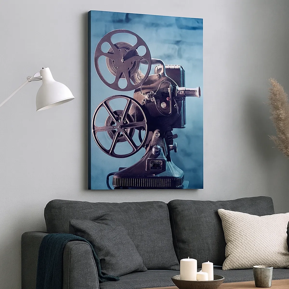 Impression sur toile - Image sur toile - Un vieux projecteur de cinéma projetant de la lumière sur un fond bleu - 50x70cm - Dans un vieux cinéma - Décoration murale moderne pour le salon et la chambre ARTTOR