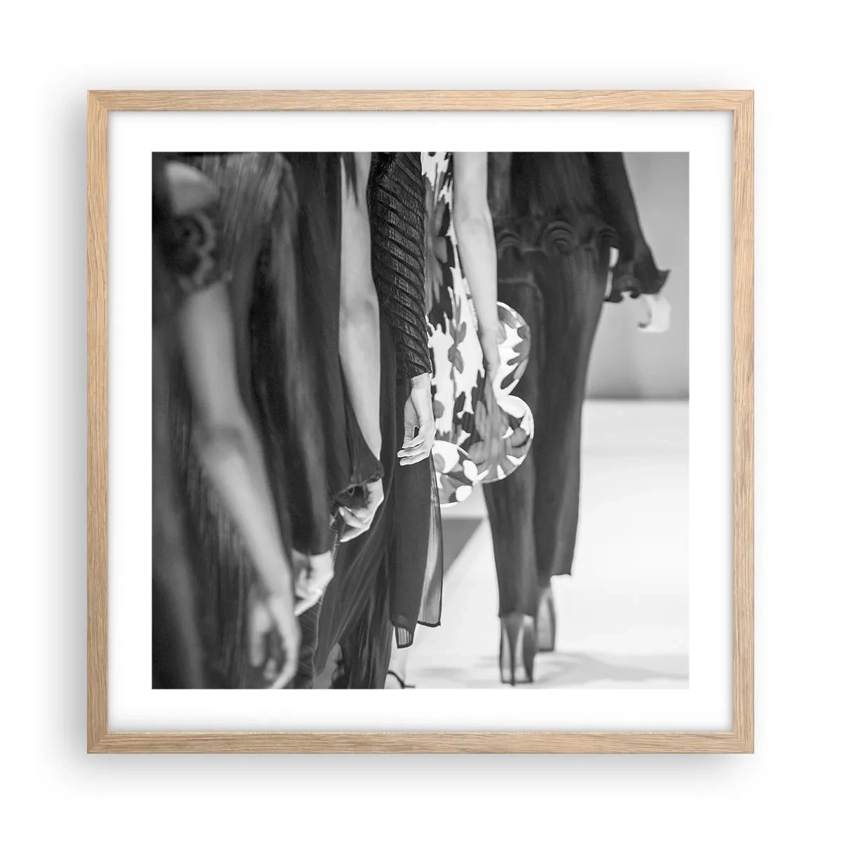 Affiche dans un chêne clair - Poster - Un défilé stylé - 50x50 cm